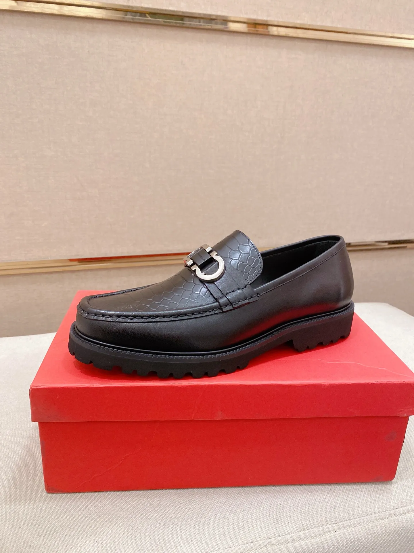 Men's shoes💰: 560💰 High version Ferragamo quality! 🆕🆕Exclusive hot-selling products in stock🔥🔥New products on the shelves, high-quality shoes, high-end driving shoes, with complete packaging! 💪 💪 Material: imported patented cowhide 🐂 + imported high-quality water-dyed cowhide lining + wear-resistant outsole 👍🏻👍🏻 Features: high-end and comfortable, purely handmade 🚀 🚀 Create the perfect shoes that suit you best 🔥 🔥 Size: (38-44) Can be customized 45 non-returnable!